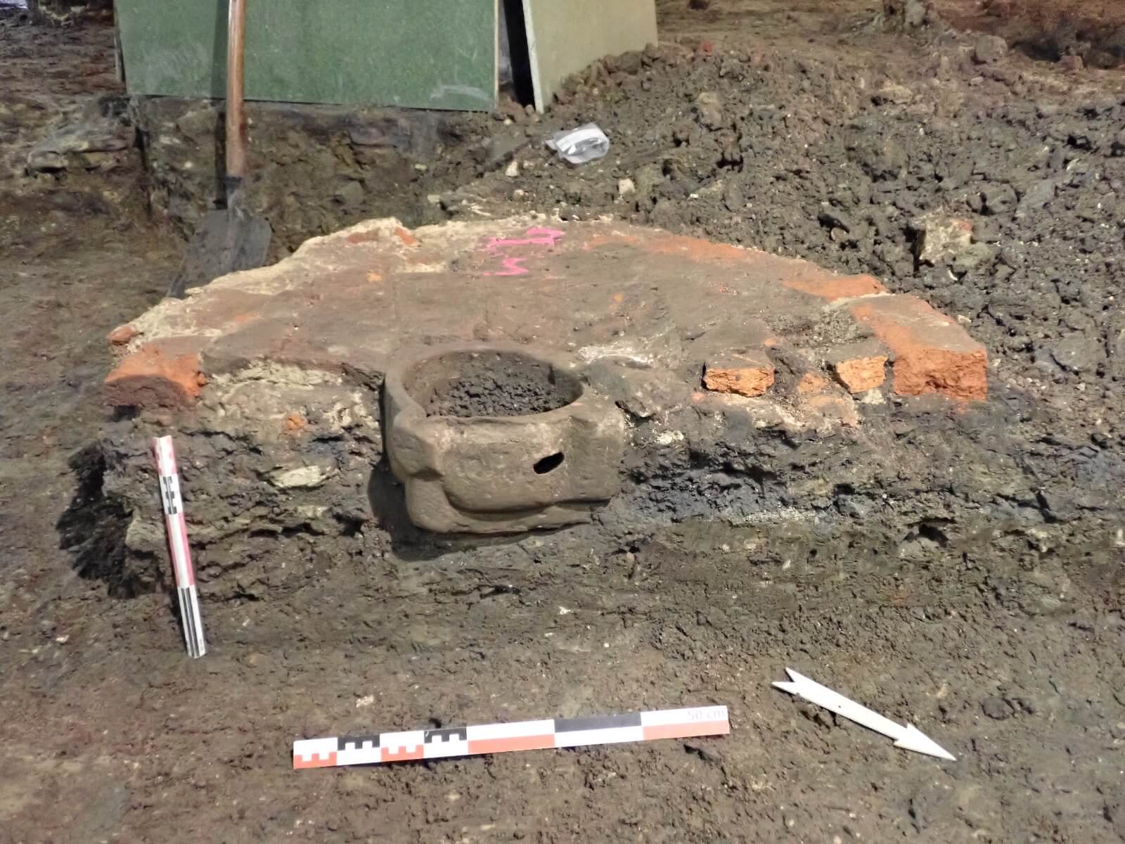 De vijzel of het 'veegpotje' dat op 30 centimeter onder de vloer van de crypte werd gevonden door Hembyse archeologie. In het Provinciaal Archeologisch Depot in Alphen aan den Rijn beschikt men over een vergelijkbare vijzel, die gedateerd wordt in de periode 1400 - 1500.