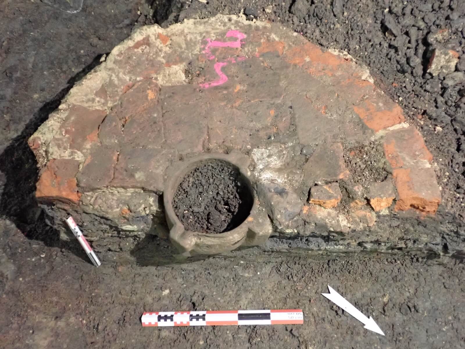 De vijzel of het 'veegpotje' dat op 30 centimeter onder de vloer van de crypte werd gevonden door Hembyse archeologie. In het Provinciaal Archeologisch Depot in Alphen aan den Rijn beschikt men over een vergelijkbare vijzel, die gedateerd wordt in de periode 1400 - 1500.