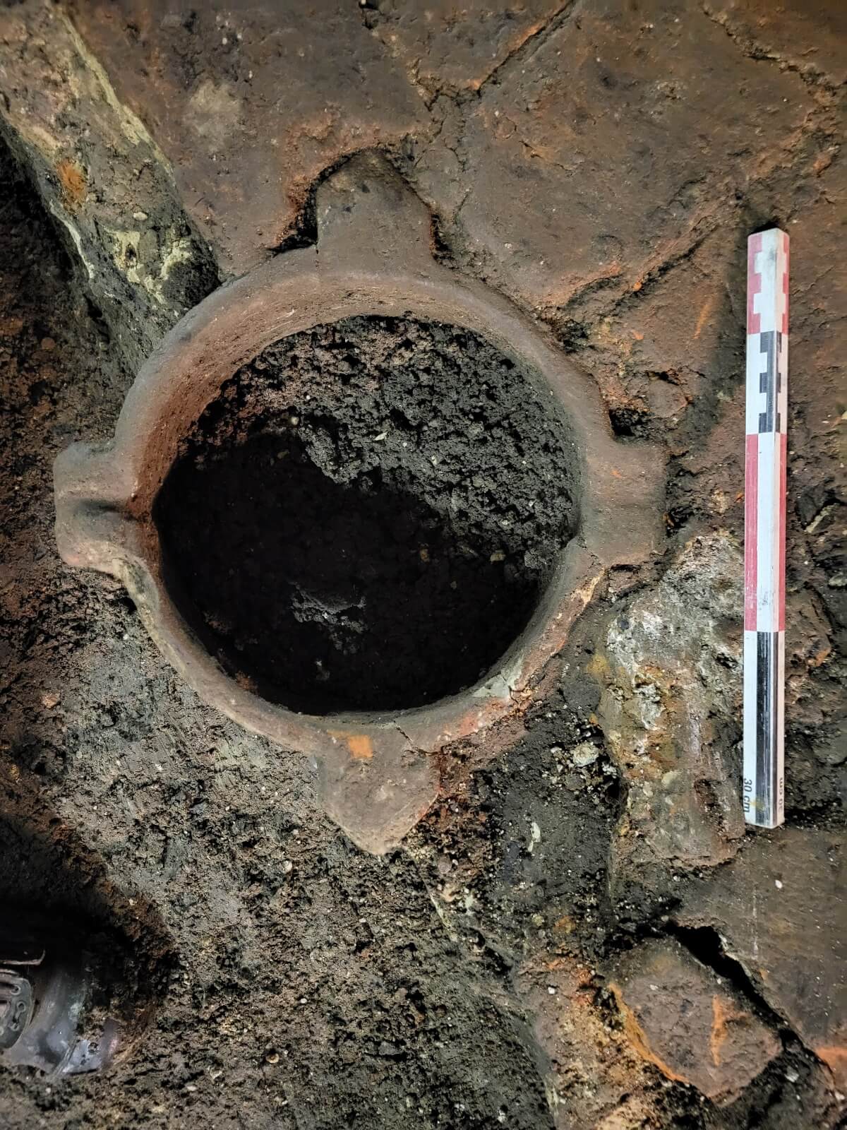De vijzel of het 'veegpotje' dat op 30 centimeter onder de vloer van de crypte werd gevonden door Hembyse archeologie. In het Provinciaal Archeologisch Depot in Alphen aan den Rijn beschikt men over een vergelijkbare vijzel, die gedateerd wordt in de periode 1400 - 1500.