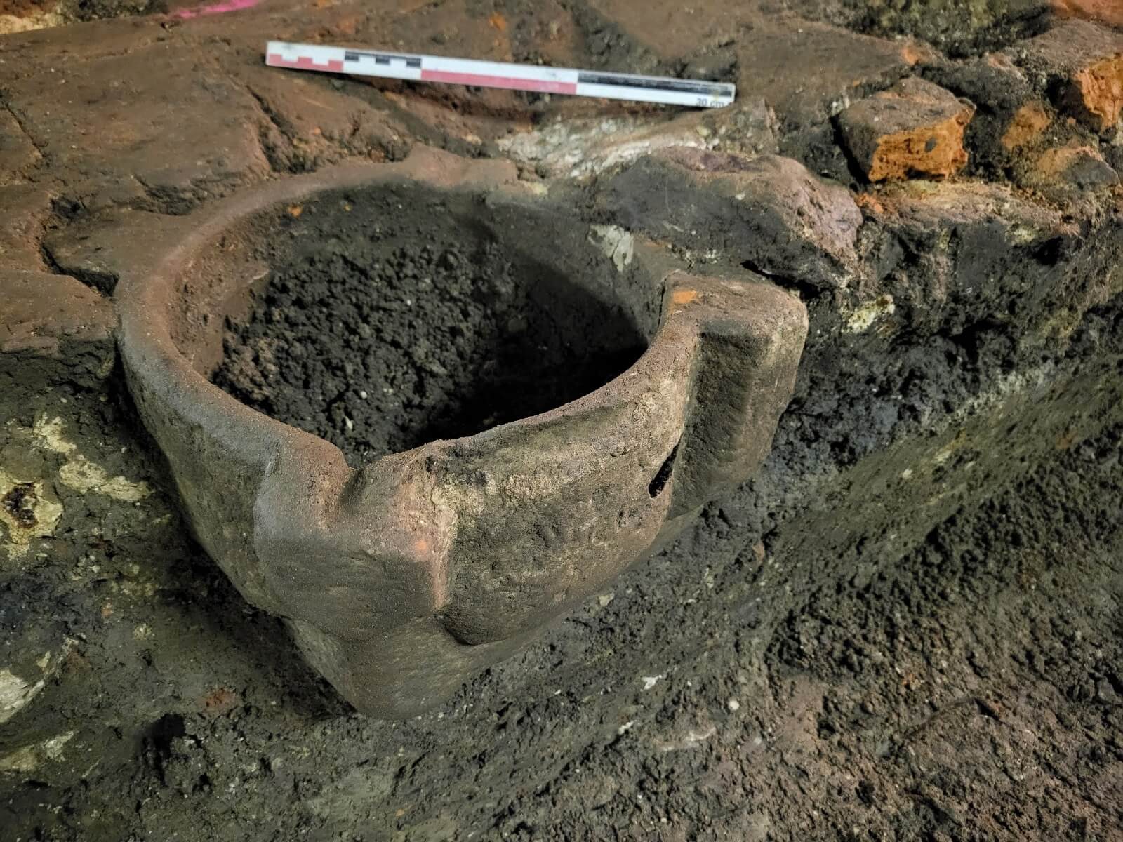De vijzel of het 'veegpotje' dat op 30 centimeter onder de vloer van de crypte werd gevonden door Hembyse archeologie. In het Provinciaal Archeologisch Depot in Alphen aan den Rijn beschikt men over een vergelijkbare vijzel, die gedateerd wordt in de periode 1400 - 1500.