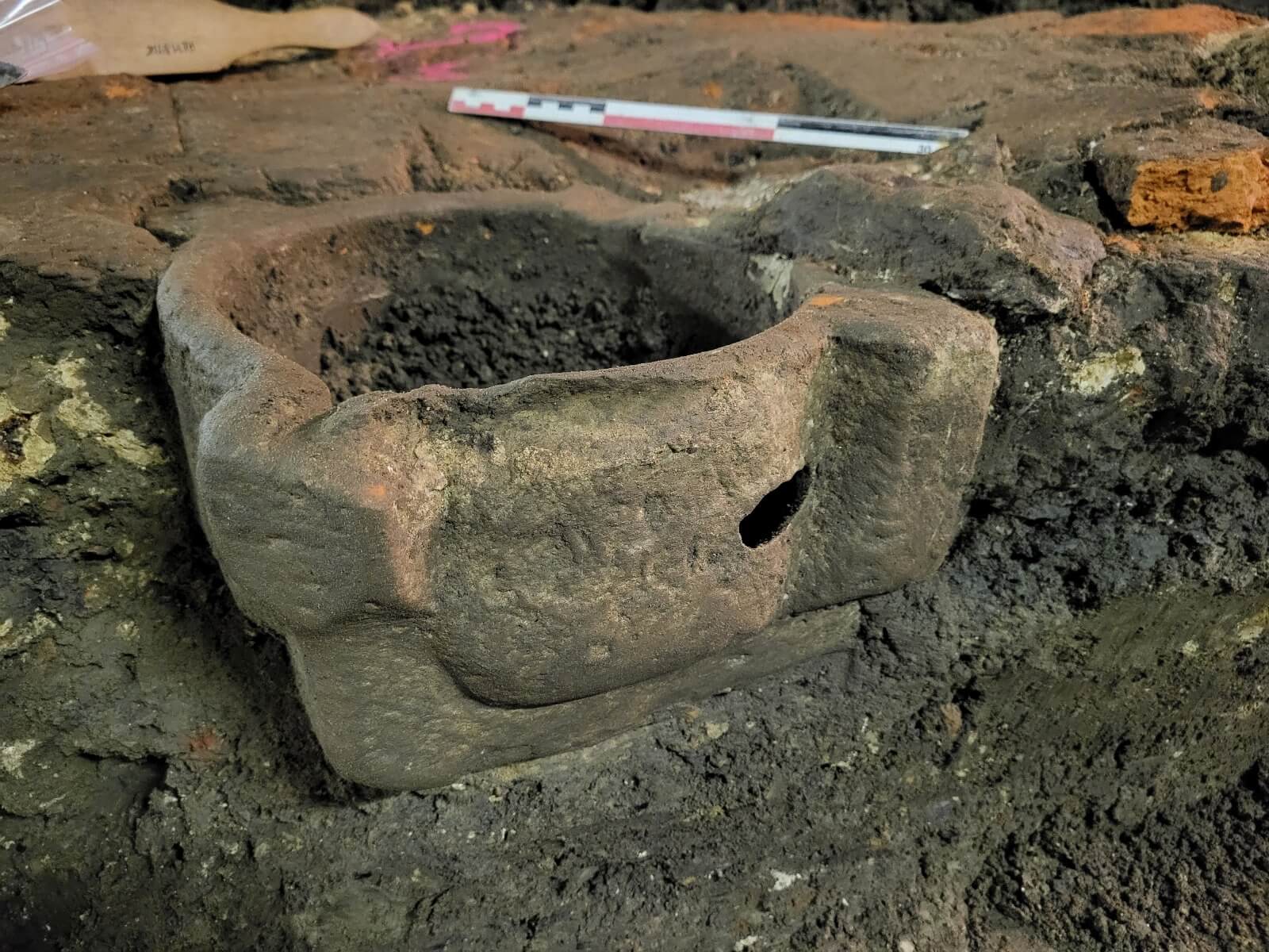 De vijzel of het 'veegpotje' dat op 30 centimeter onder de vloer van de crypte werd gevonden door Hembyse archeologie. In het Provinciaal Archeologisch Depot in Alphen aan den Rijn beschikt men over een vergelijkbare vijzel, die gedateerd wordt in de periode 1400 - 1500.